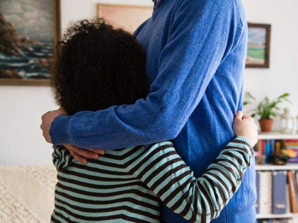 Ist ein Elternteil schwer krank, brauchen Kinder Halt. Foto: Christina Peters/dpa