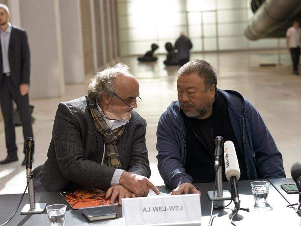 Jiri Fajt (l) mit Ai Weiwei bei der Eröffnung der Ausstellung "Law of the Journey" (Gesetz der Fahrt) in Prag 2017. Foto: Michael Heitmann