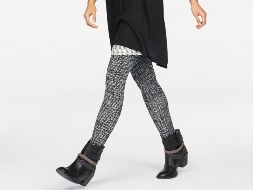 In Kombination mit einem einfarbigen Sweater im Oversize-Look und derben Boots wird die Leggins im Allover-Druck zum Hingucker (Leggins ca. 30 Euro). Foto: Otto