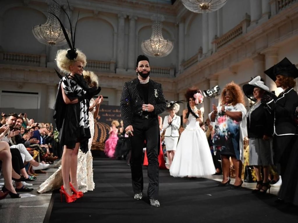 Applaus für die Meister: Harald Glööckler auf dem Catwalk. Foto: Jens Kalaene
