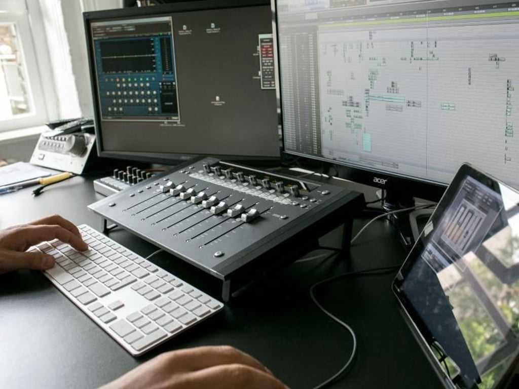 Arbeitsplatz Tonstudio: Für Sounddesigner wie Paul Rischer ist der Rechner ihr Instrument. Foto: Karolin Krämer/dpa