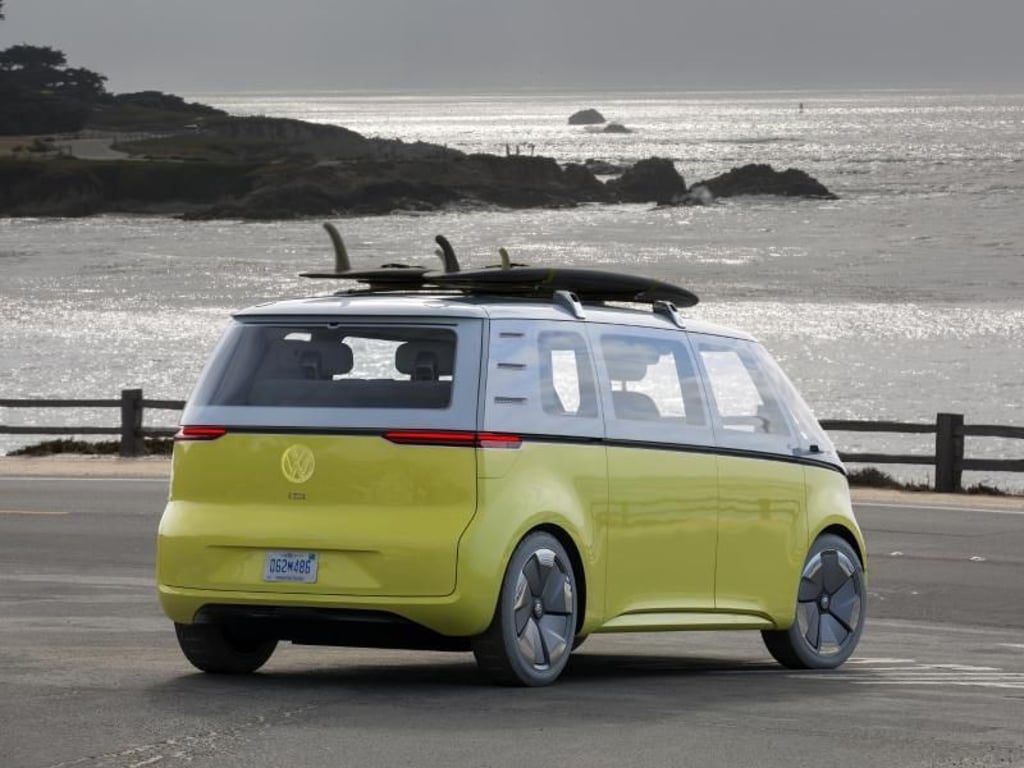 Surfbrett aufladen und ab zum Strand. Auch der ID Buzz lässt dem Fahrer alle Freiheiten. Foto: Ingo Barenschee/VW/dpa-infocom