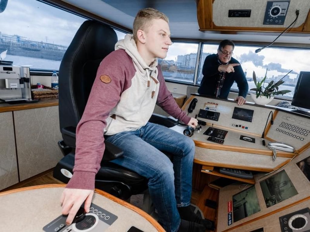 Am Steuerrad drehen muss Binnenschiffer-Azubi Julian Schnieders (l, mit Ausbilder Johann Bergmann) heute nicht mehr: Gesteuert werden Binnenschiffe meistens per Joystick. Foto: Markus Scholz