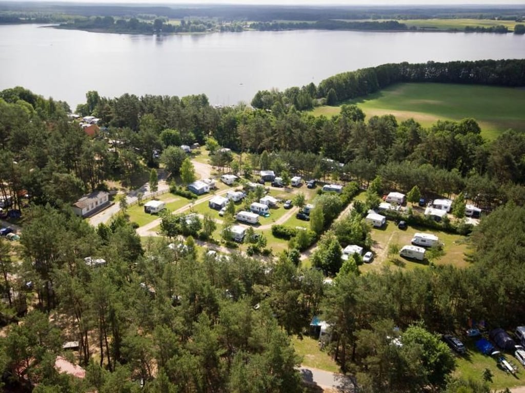 Der Camping- und Ferienpark Havelberge an der Woblitz aus der Luft - das kühle Nass ist gleich nebenan. Foto: Haveltourist/dpa-tmn