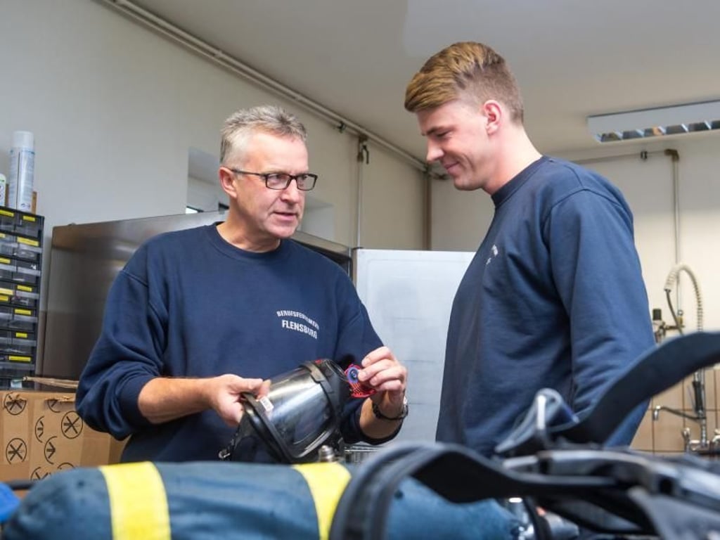Der erfahrene Feuerwehrmann Harald Ewers gibt Wanger Tipps zum Gebrauch der Atemschutzmaske. Foto: Benjamin Nolte