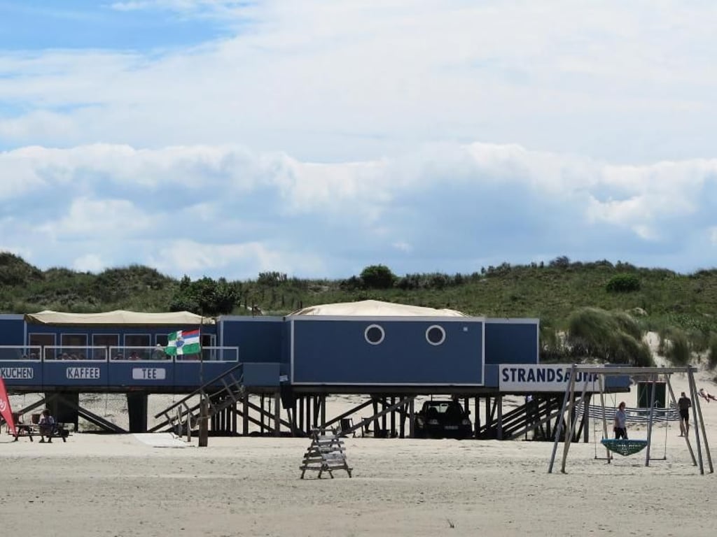 Die Strandsauna auf Borkum öffnet jede Saison zum 1. Mai - dann ist es an der See noch ziemlich ruhig. Foto: Larissa Loges/dpa-tmn