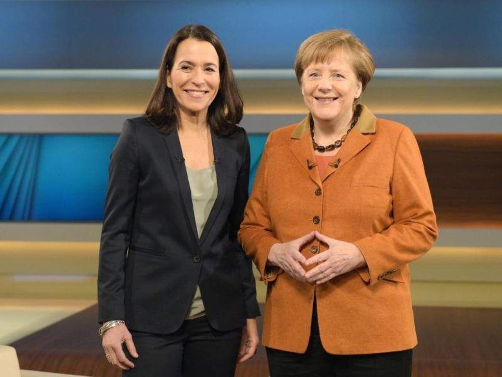Anne Will (l.) mit Bundeskanzlerin Angela Merkel (CDU) vor Beginn der Sendung am 28. Februar. Foto: Rainer Jensen