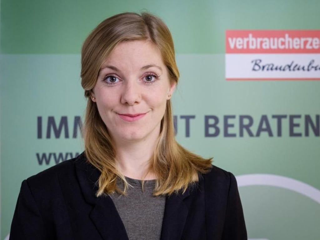 Michèle Scherer ist Referentin Digitale Welt bei der Verbraucherzentrale Brandenburg. Foto: André Wagenzik/Verbraucherzentrale Brandenburg