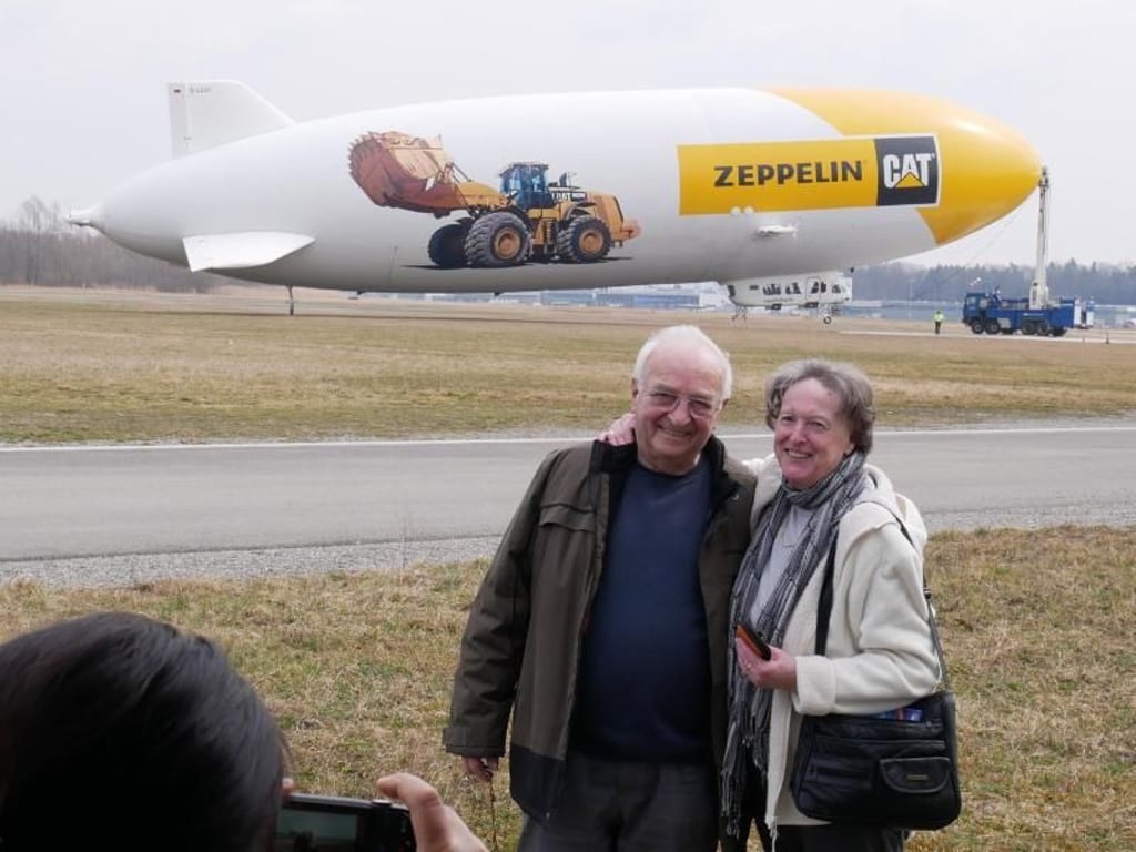 Einzigartige Erinnerung: Heinz Glafenhein hat den Flug von seiner Frau Adolfa geschenkt bekommen. Foto: Brigitte Geiselhart