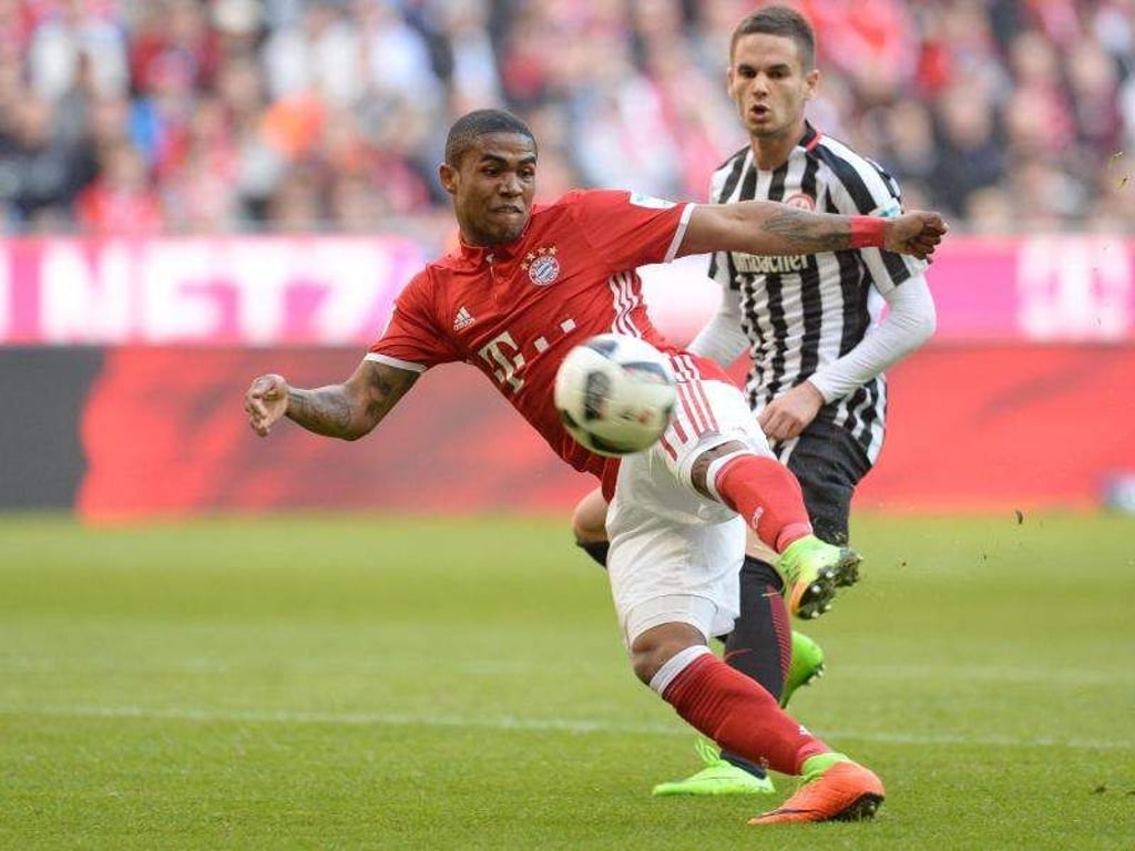 Der FC Bayern hofft auf eine schnelle Rückkehr von Douglas Costa. Foto: Andreas Gebert