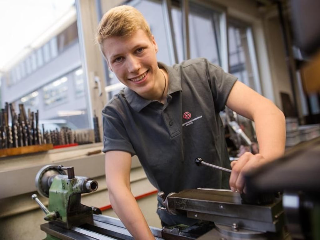 Was Niklas Welsch in der Werkstatt seines Ausbildungsbetrieb herstellt, begegnet ihm womöglich bald im Alltag wieder. Die Kunststoff- und Blechteile kommen fast überall vor - ob im Auto oder der Kaffeemaschine. Foto: Christoph Schmidt