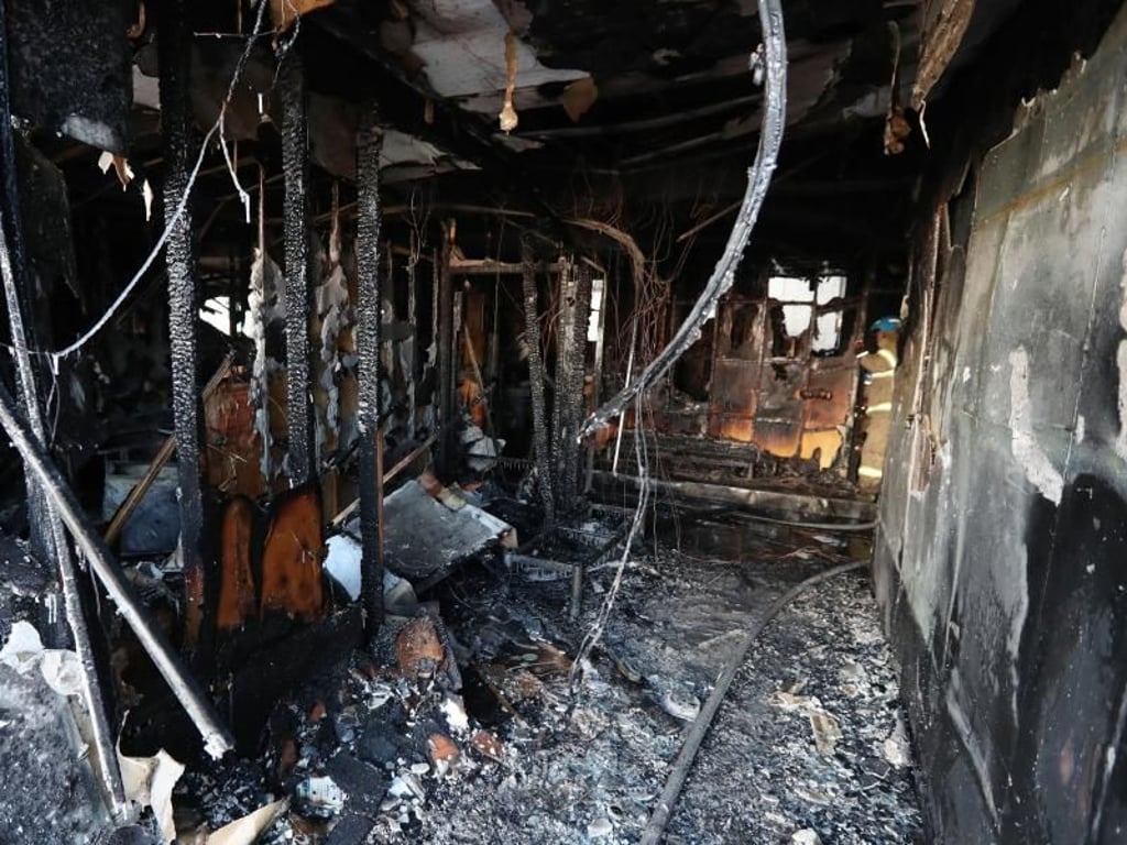 Es wird vermutet, dass das Feuer in der Notaufnahme im Erdgeschoss des mehrstöckigen Gebäudes ausgebrochen ist. Foto: Kim Dong-Min