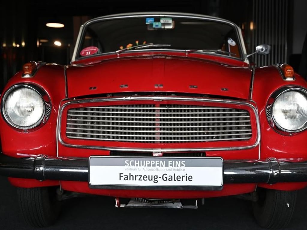 Der rot-weiße Goliath Hansa 1100 ist Carsten Pätzold besonders ans Herz gewachsen. Goliath war eine Marke, die in den 50er Jahren zum Borgward-Konzern gehörte. Foto: Carmen Jaspersen