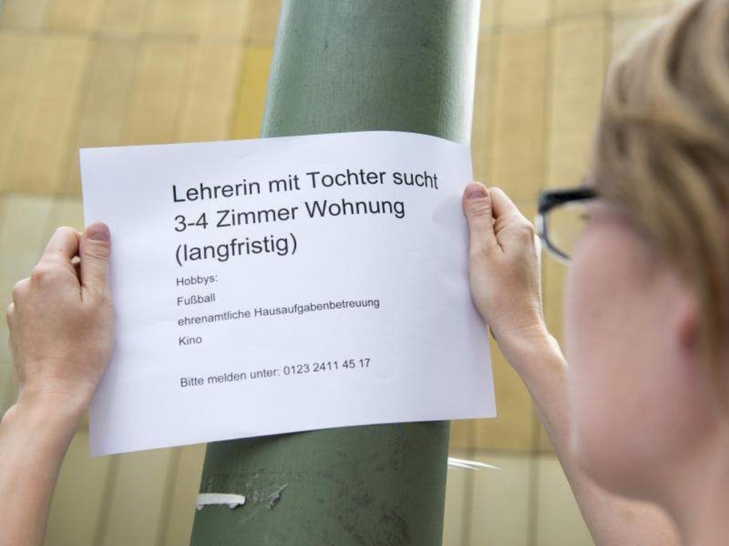 Statt nur Anzeigen zu lesen, hilft es manchmal aktiv Vermieter anzusprechen, um eine neue Wohnung zu finden. Persönliche Angaben machen ein Gesuch interessanter. Foto: Inga Kjer