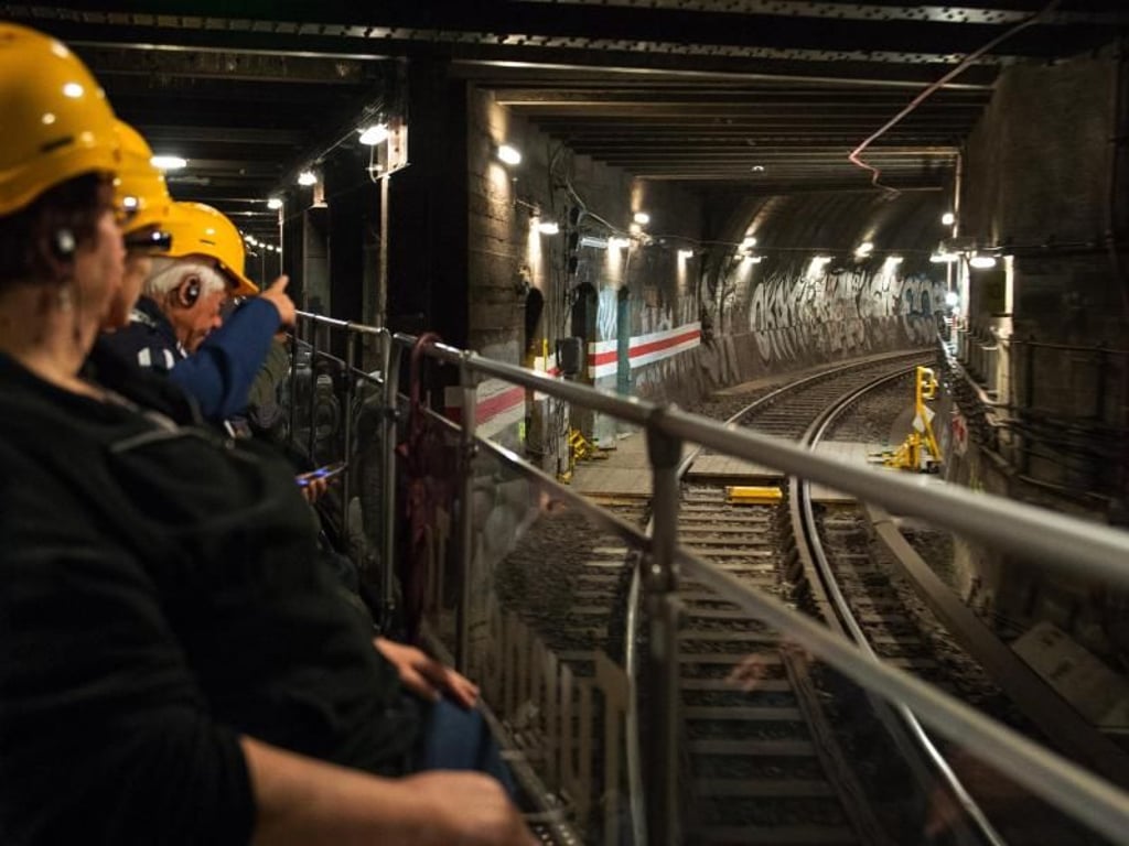 Die Tunnel sind extra für die Spezialfahrt beleuchtet - dadurch sieht man auch gut unterirdische Abzweigungen. Foto: Andrea Warnecke