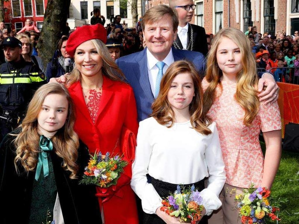 Der niederländische König Willem-Alexander (M.) stellte sich zusammen mit seiner Frau Máxima (in Rot) und seinen drei Töchtern zum Familienfoto auf. Foto: Albert Nieboer