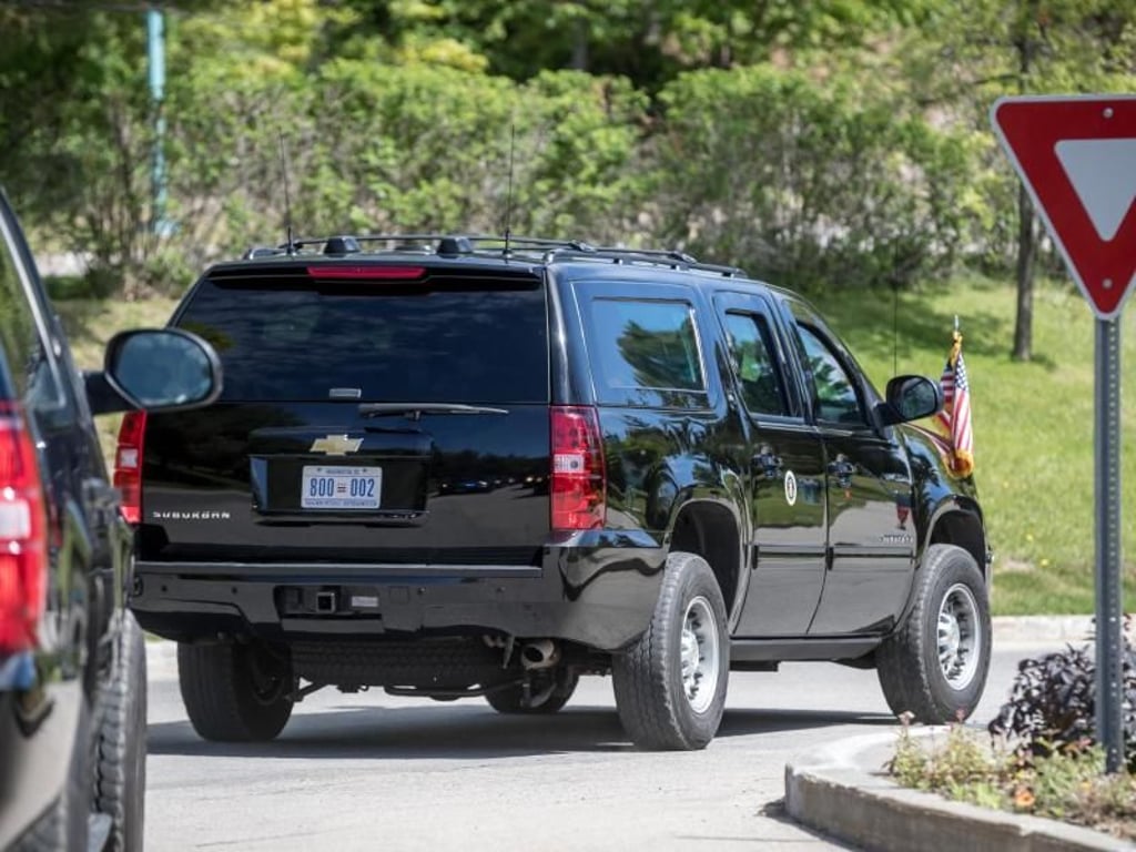 Abmarsch: Die Limousine mit Donald Trump verlässt schon fünf Stunden vor dem Ende das Gipfelgelände. Foto: Michael Kappeler