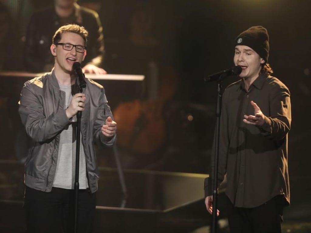 Samuel Rösch (l) mit dem Sänger Lukas Graham im Finale der Castingshow "Voice of Germany". Foto: Jörg Carstensen