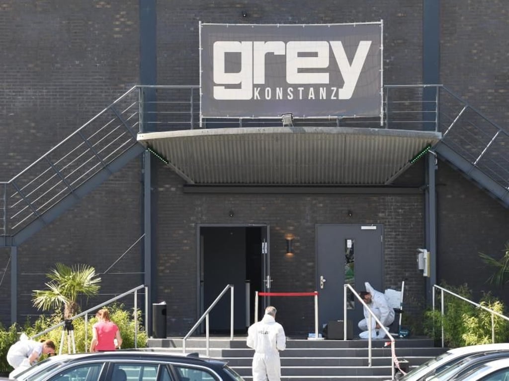 Spurensicherung vor dem Club Grey in Konstanz. Bei dem Todesopfer handelt es sich um den Türsteher der Diskothek. Foto: Felix Kästle