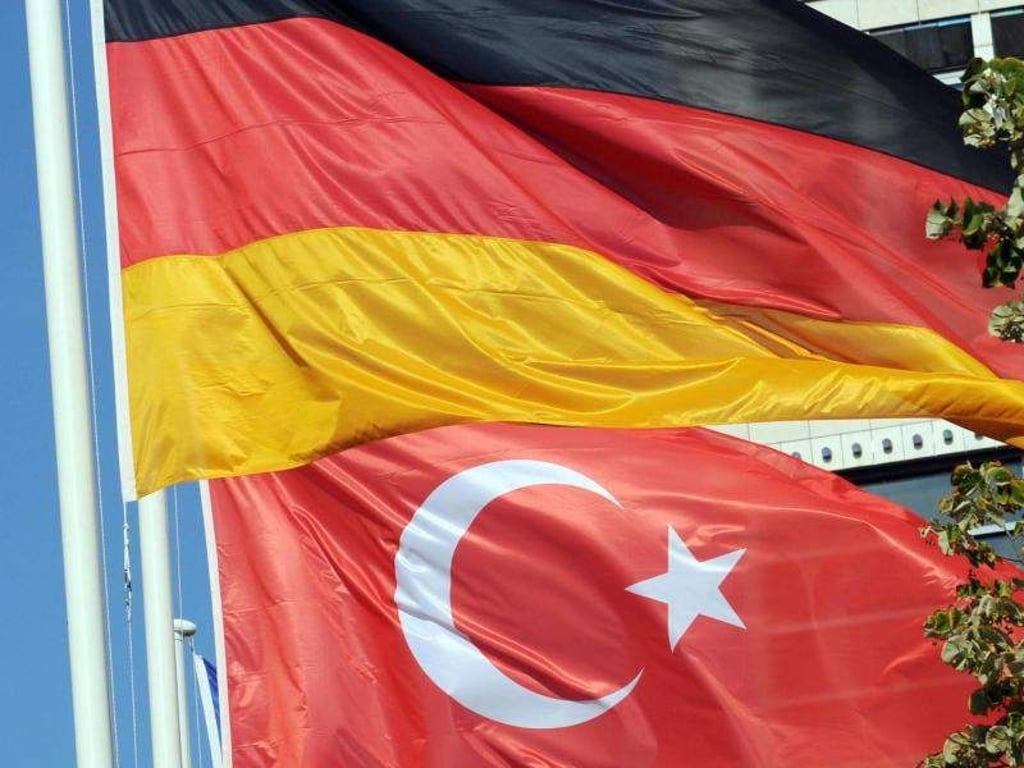 Eine deutsche und eine türkische Fahne wehen in Berlin. Foto: Jens Kalaene