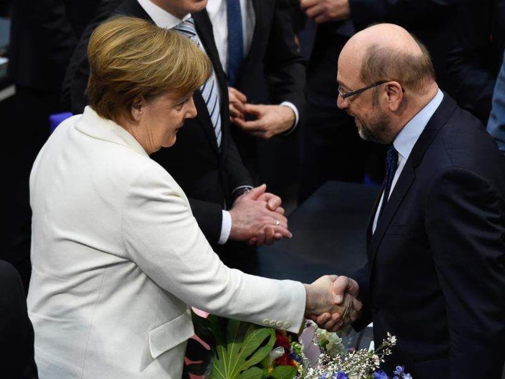 Martin Schulz gratuliert Angela Merkel nach der Wahl zur Bundeskanzlerin. Foto: Gregor Fischer