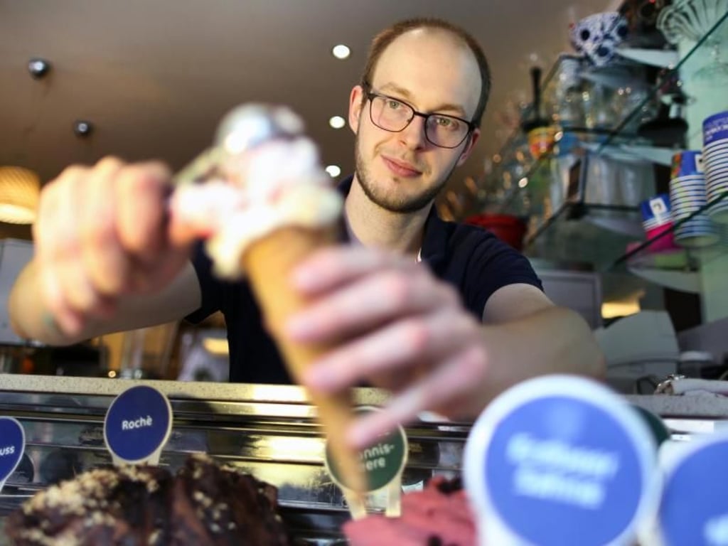 Manuel Rütter hat sich für eine noch relativ junge Ausbildung entschieden. Den Lehrberuf Fachkraft für Speiseeis gibt es erst seit 2008. Foto: Ina Fassbender