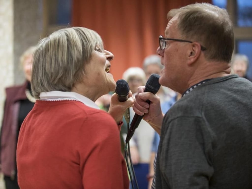 Geburtstagskinder dürfen sich beim Berliner Chor «High Fossility» ein Lied wünschen - und dann zum Beispiel im Duett vortragen. Foto: Robert Günther