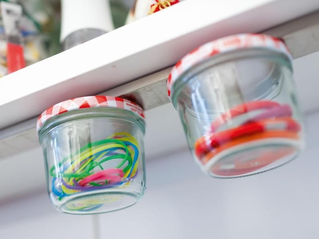 Gläser mit Schraubverschluss werden zum Hingucker im Regal, wird am oberen Brett eine Magnetleiste befestigt. Daran bleiben die metallischen Deckel hängen. Foto: Michael Ruder/TOPP im frechverlag/dpa-tmn