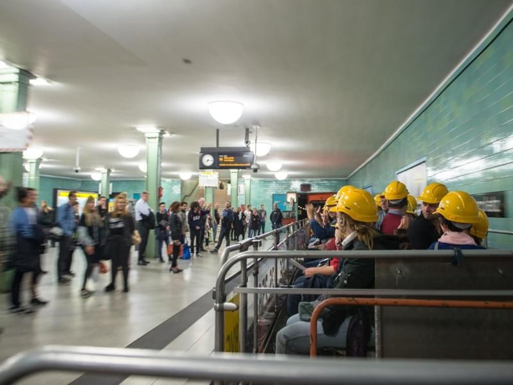 Überraschte Blicke gibt es an den meisten Bahnsteigen, wenn die Cabrio-Bahn vorbeifährt. Foto: Andrea Warnecke