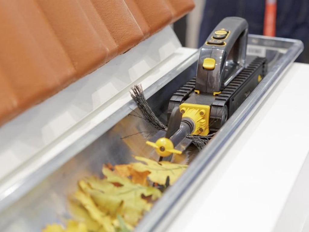 Reinigungsroboter speziell für Dachrinnen entfernen das Herbstlaub daraus. Foto: Monique Wüstenhagen/dpa-tmn