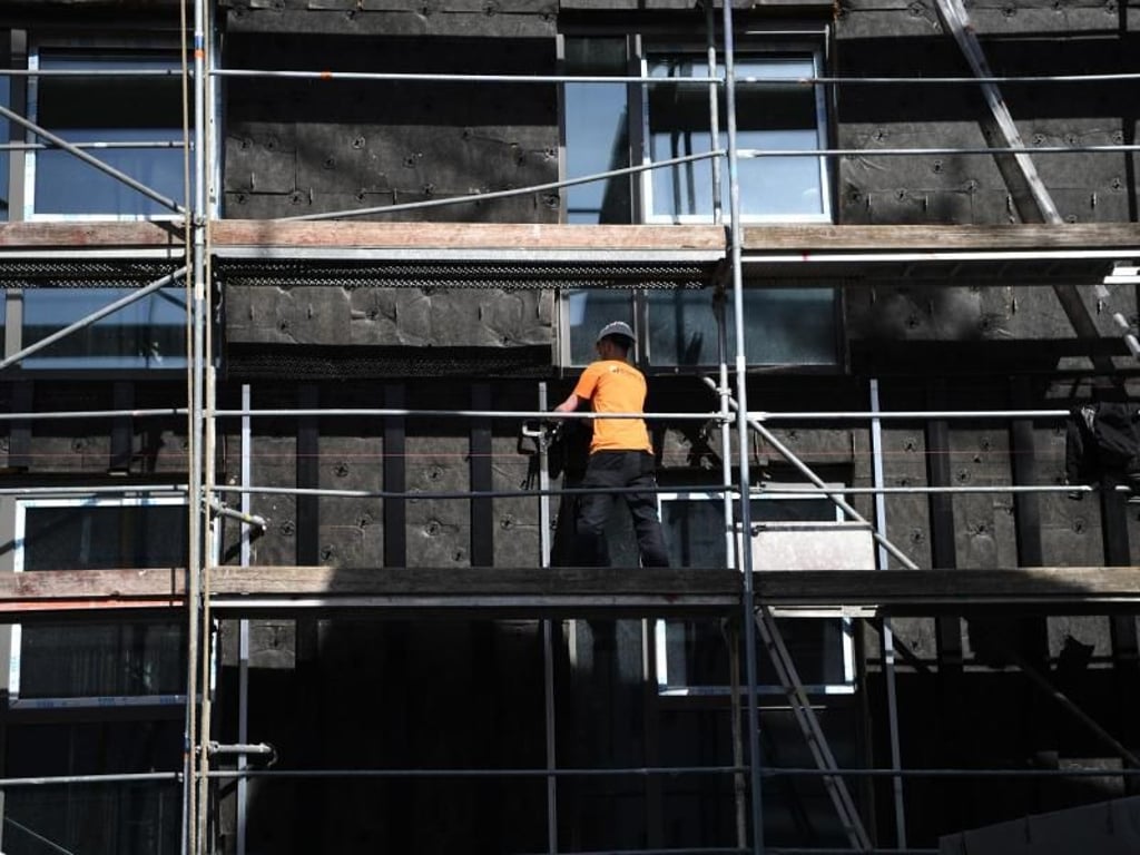 Alles für die schicke Verkleidung: Fassadenmonteure geben Wohnhäusern und anderen Gebäuden erst ihren endgültigen Look. Foto: Ina Fassbender
