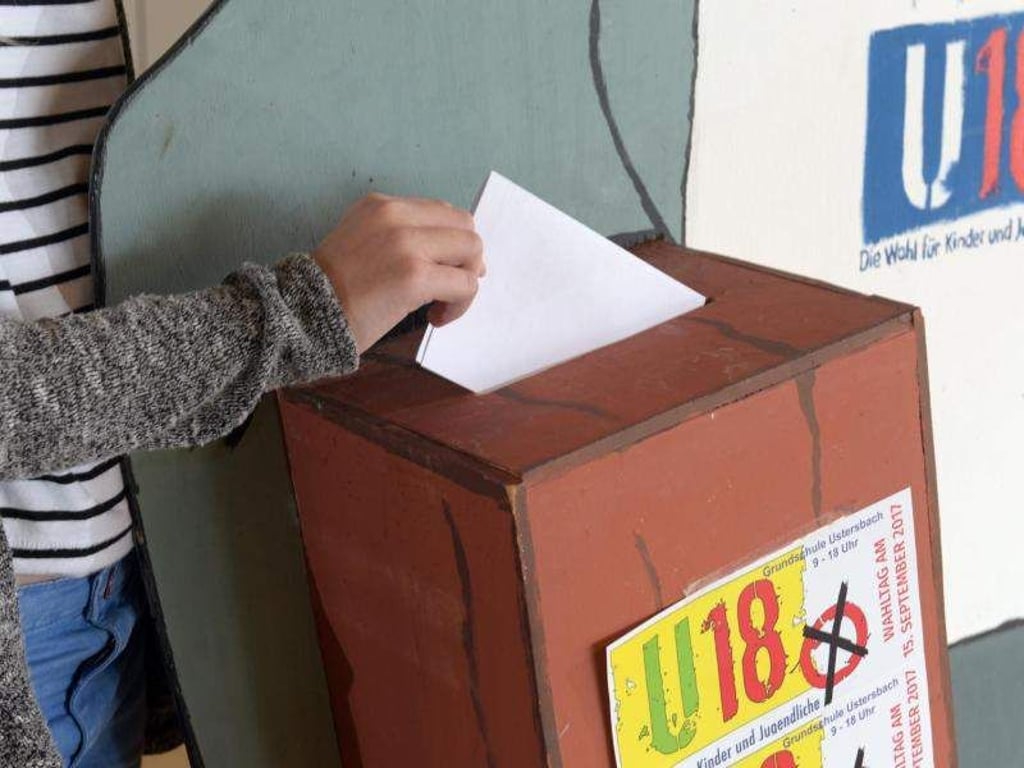 Ein Mädchen gibt bei der Jugendwahl U18 ihre Stimme ab. Foto: Stefan Puchner/Archivbild