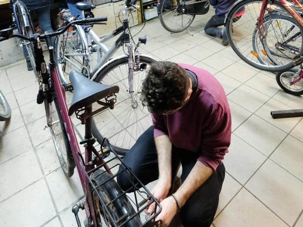 Volles Haus: Seit 15 Jahren existiert in Leipzig diese 35 Quadratmeter große Selbsthilfe-Werkstatt für Fahrräder im einem soziokulturellen Zentrum VILLA in Leipzig. Foto: Sebastian Willnow/dpa-tmn