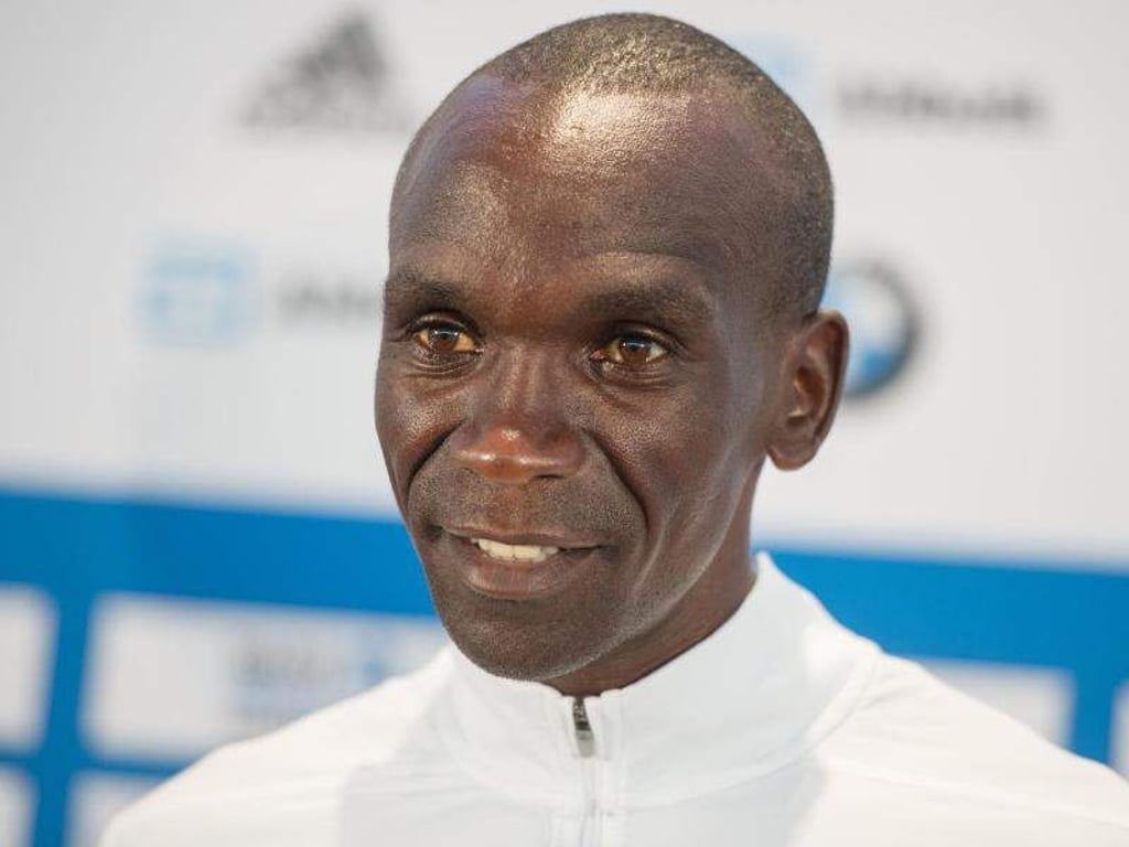 Der Kenianer Eliud Kipchoge will mit großer Unterstützung den Marathon unter zwei Stunden laufen. Foto: Arne Immanuel Bänsch/dpa