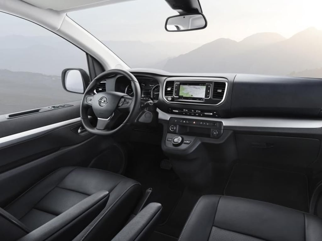 Zu den Extras gehören eine automatische Abstandsregelung, ein Head-Up-Display und ein Panoramafenster. Foto: Opel/dpa-infocom