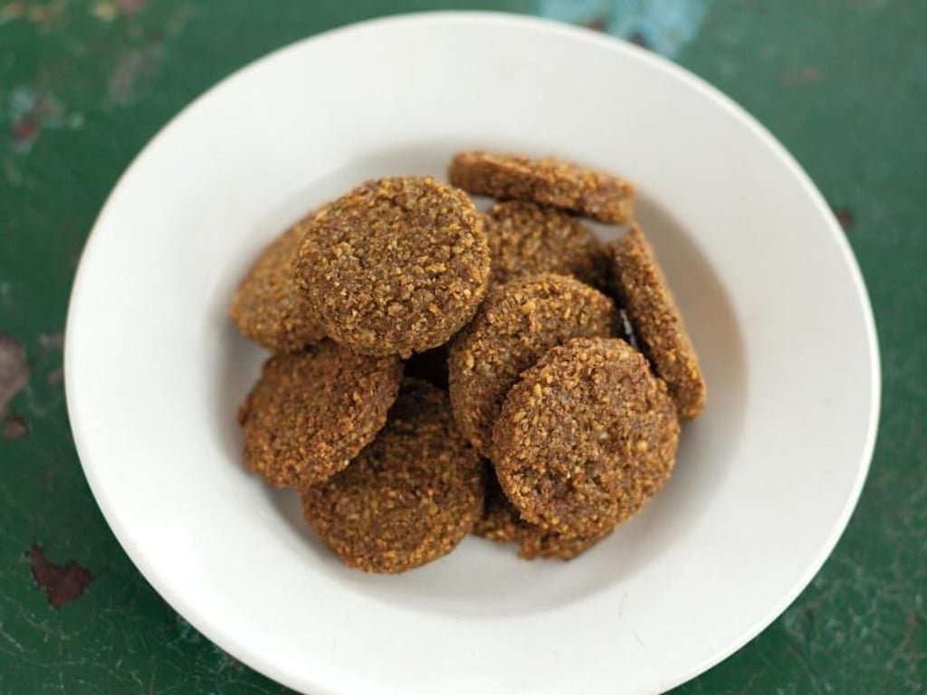 Ein Klassiker des Orients: Falafel bestehen aus Kichererbsen, Bohnen, Paniermehl und Gewürzen. Foto: Phaidon by Edel/Toby Glanville