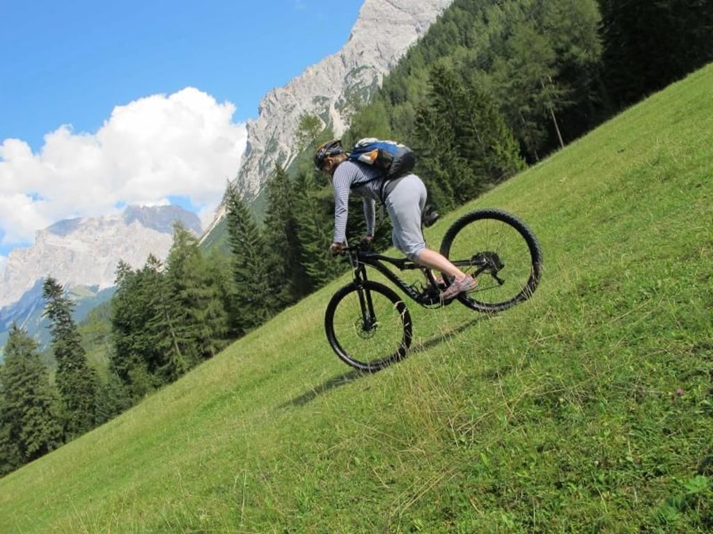 Zum Themendienst-Bericht von Claudia Steiner vom 12. April 2016: Hinab geht es über die Skipiste - im Sommer ein gutes Terrain für Mountainbiker. Foto: Claudia Steiner