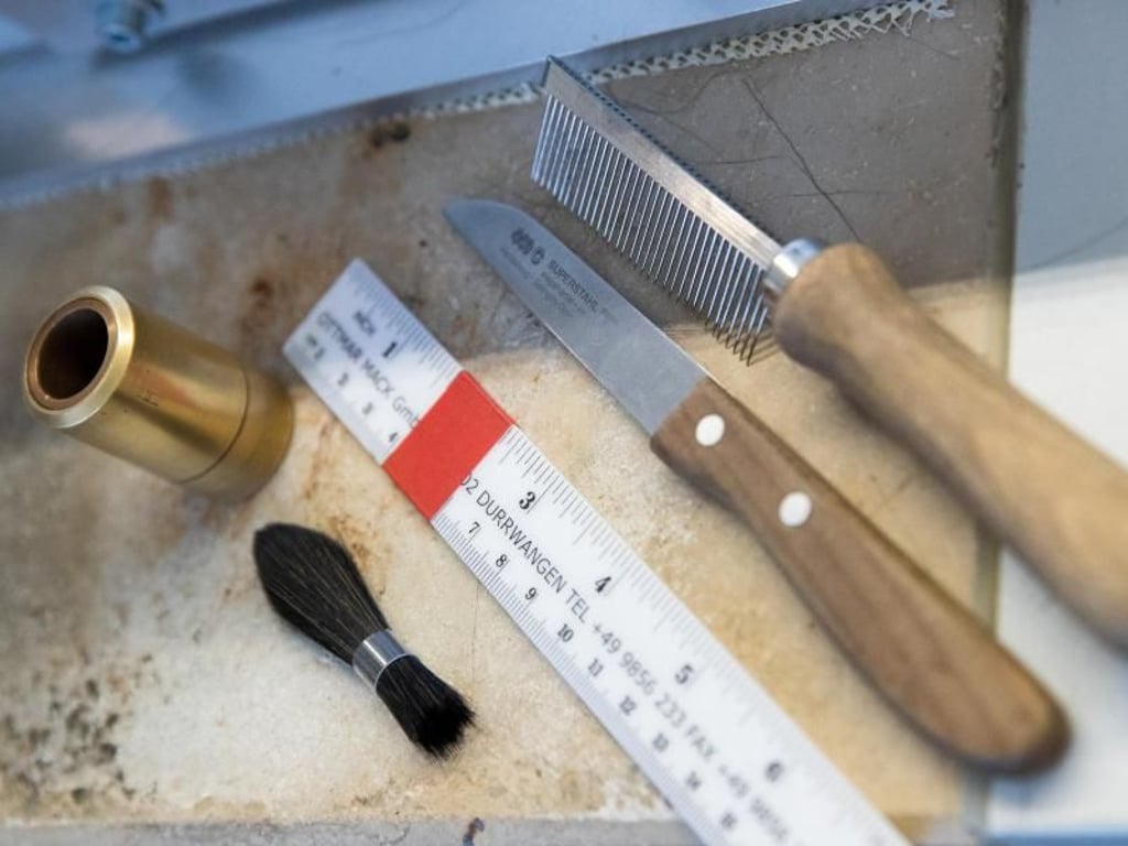 Typische Werkzeuge von Pinsel- und Bürstenmachern: Messer, Kamm und Metermaß. Foto: Daniel Karmann