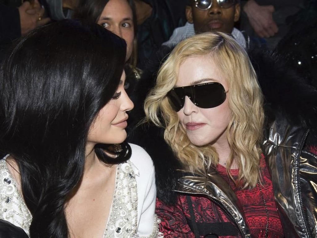 Kylie Jenner (l) und Madonna schauen sich die Show von Philipp Plein an. Foto: Charles Sykes/Invision