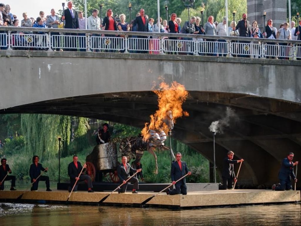 Die Canal Tour Rondvaart mit Feuerzauber auf der Binnendieze in Amsterdam ist Teil der Festveranstaltungen. Foto: Ben Nienhuis/Jheronimus Bosch 500