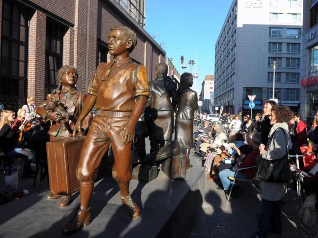 Eine Gedenkveranstaltung an dem «Kindertransport»-Denkmal von Frank Meisler in Berlin. Foto: Soeren Stache