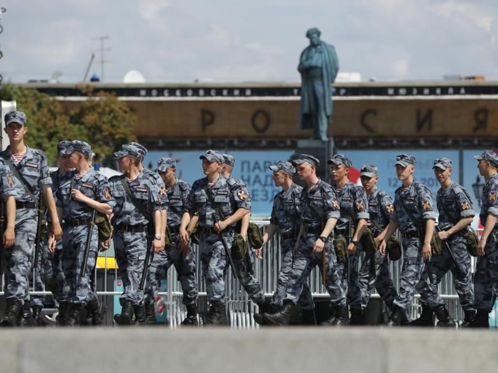 Die Polizei bereitet die Blockade einer Straße im Zentrum von Moskau vor. Foto: Pavel Golovkin/AP