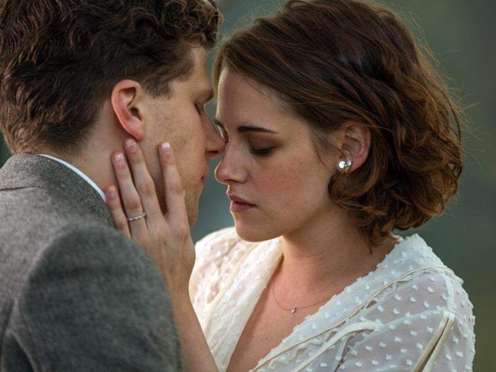 Bobby (Jesse Eisenberg) und Vonnie (Kristen Stewart) lieben sich - aber das ist alles nicht so einfach. Foto: Warner Bros.