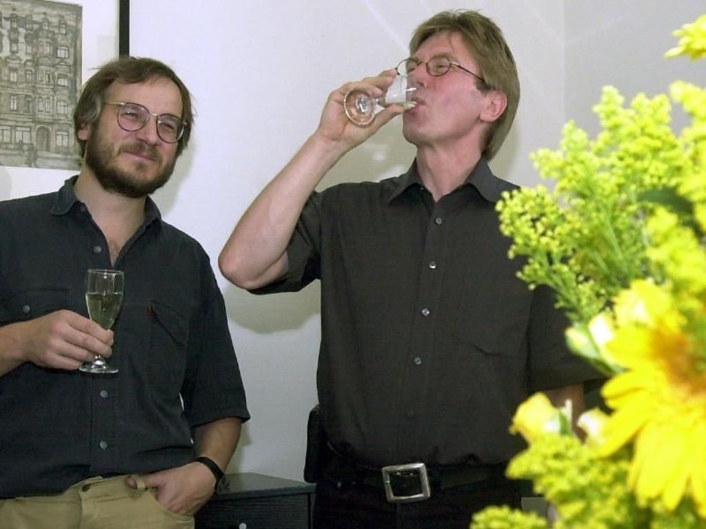 Nach der Freilassung: Mit einem Glas Sekt feiern Arno Funke (r.) und der Verlagsleiter des Ch.Links-Verlages, Christoph Links. Foto: Tim Brakemeier
