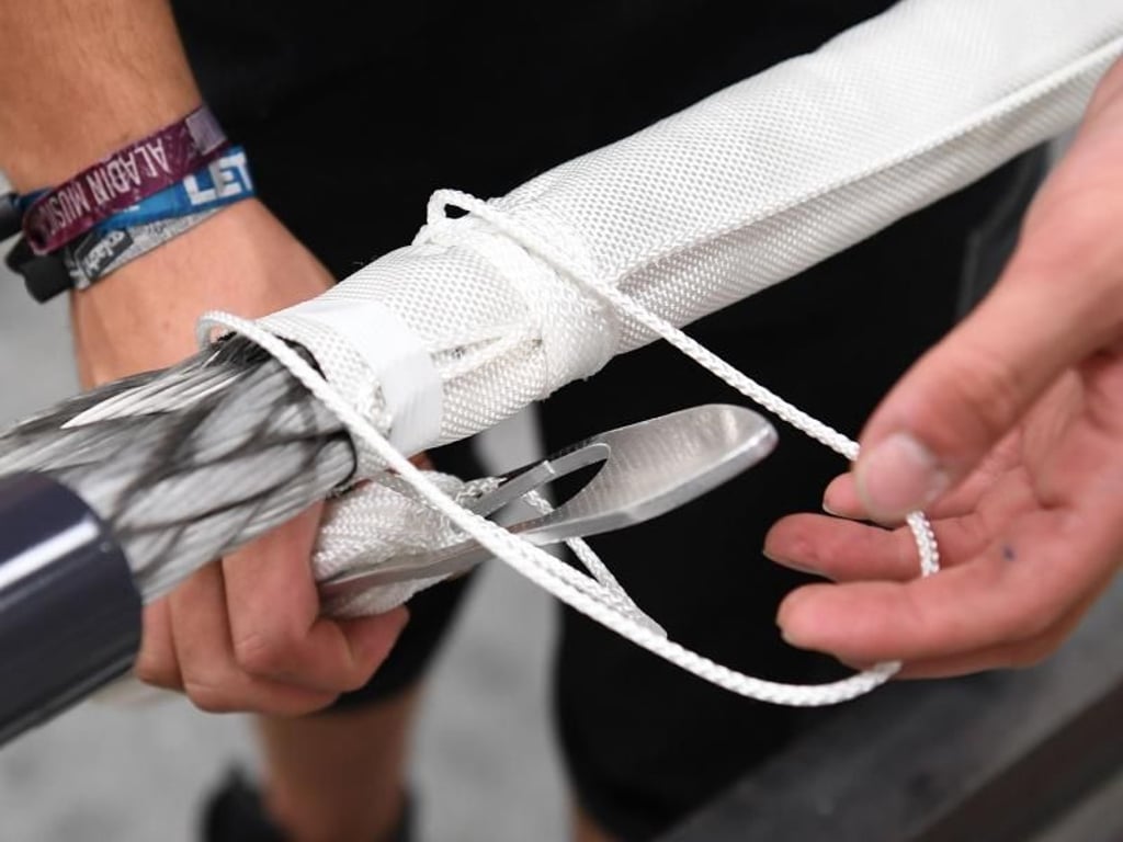 Neben der Arbeit an computergestützten Maschinen, ist auch handwerkliches Geschick gefragt: Azubi Hendrik Borchardt beim Takeln eines Seils mit der Netznadel. Foto: Carmen Jaspersen