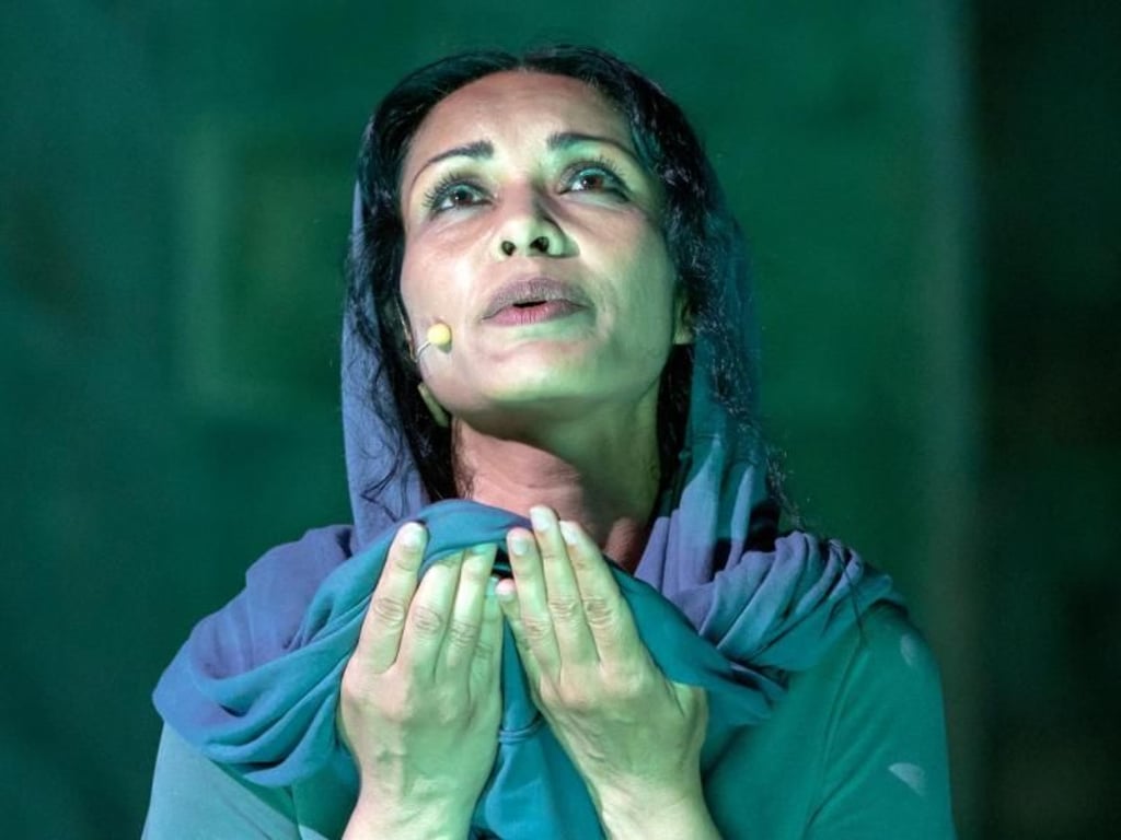 Leena Alam als «Solveig» im "Peer Gynt" bei den Bad Hersfelder Festspielen. Foto: Steffen Sennewald