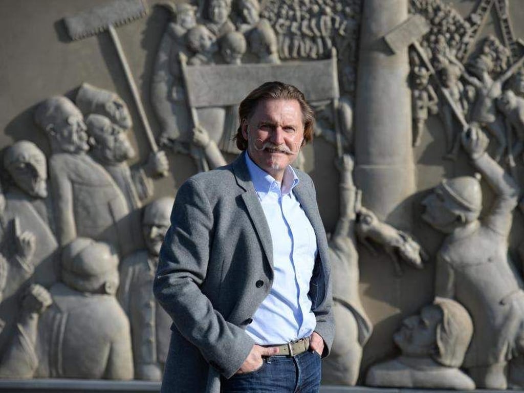 TV-Anwalt Ingo Lenßen in Bodeman-Ludwigshafen vor einem Wandrelief des Künstlers Peter Lenk. Foto: Patrick Seeger