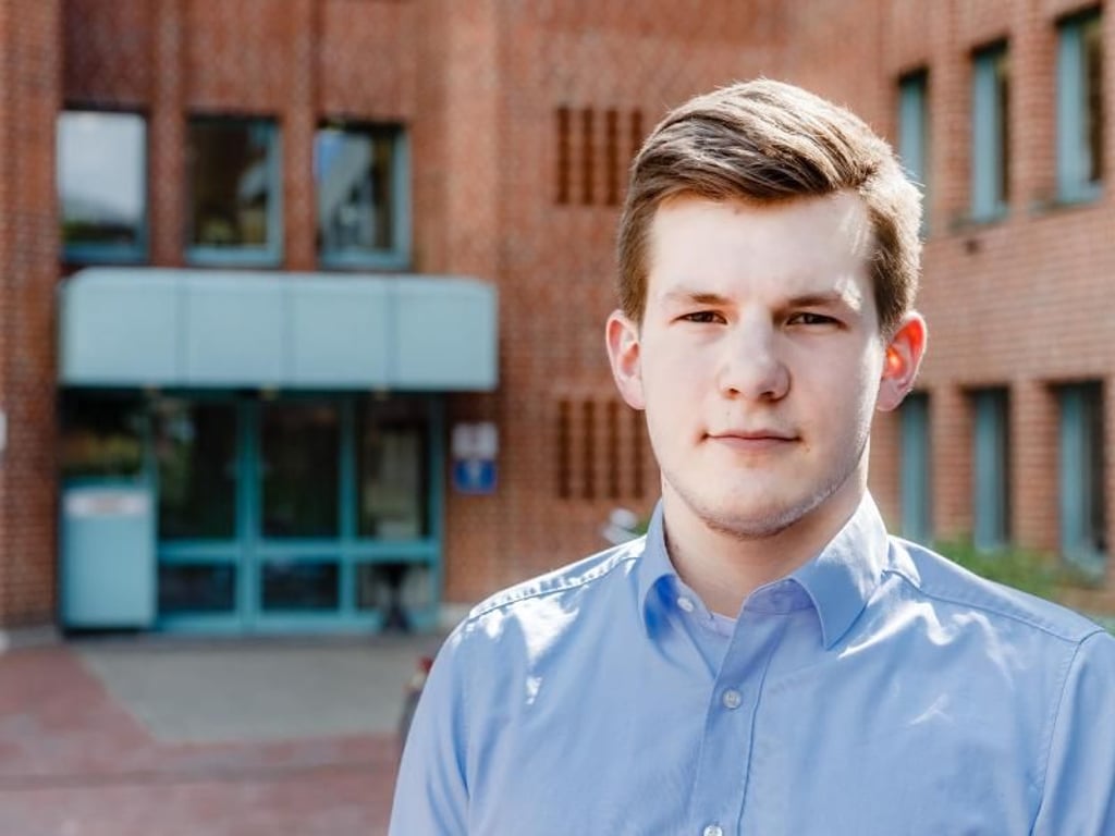 Christopher Ruttmann absolviert eine Ausbildung zum Finanzwirt beim Finanzamt Lüneburg. Foto: Markus Scholz