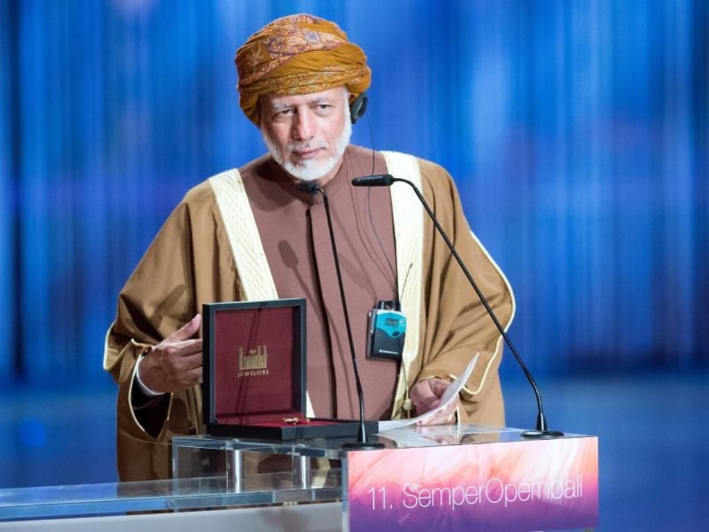 Der Außenminister von Oman, Youssef al-Alawi Abdullah, erhält den Dresdner St. Georgs Orden. Foto: Sebastian Kahnert