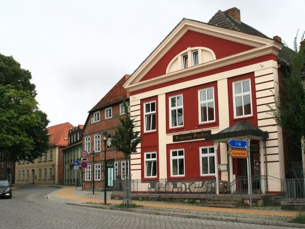 Hier kann die Suche nach den wildlebenden Nandus in Mecklenburg beginnen: die «Pension Paetau». Foto: Stefan Weißenborn